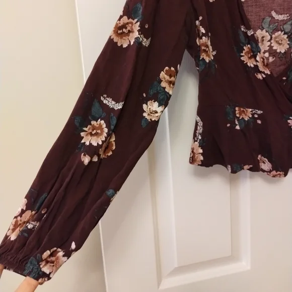 *5 for $20* Wild Fable floral wrap top - Picture 9 of 10